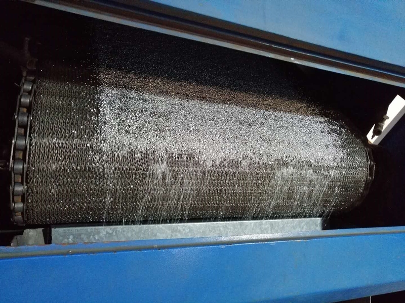 關西金屬網工作人員到客戶處測量烘干機網帶規格