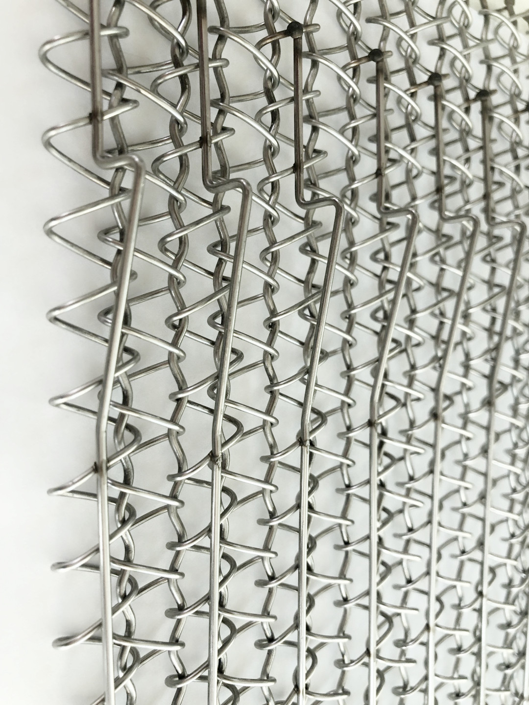 太陽能光伏網(wǎng)帶在會(huì)受到哪些離子因素影響，清潔上注意哪里？